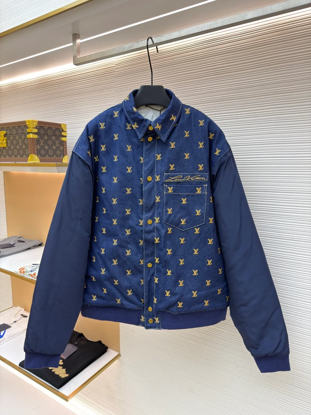 LOUIS VUITTON Full-width embroidered lapel Logo long-sleeved denim ●Original version: Purchased and developed by 28913 ●Item number: 1681216-B80 ●Fabric: denim fabric ●Technology: washed production ●Color: navy blue ●Version: fitted version ●Weight: about 1005 grams ●Size: 46-48-50-52 ●Description: The high-end fabric is made of 430g denim fabric, which feels breathable and comfortable after washing. The inner liner is quilted to keep warm and comfortable. It has exquisite counterpoint embroidery, and the custom-dyed pure cotton rib details are comparable to the original. The low-key and luxurious design must be your fashionable and versatile item. The same denim for men and women! The overall wiring is straight and delicate, the fabric is comfortable and soft, and the color is consistent without color difference. It can be matched with the same style to create a fashionable look and control various occasions. Customized accessories, complete with three standards, same style for men and women!